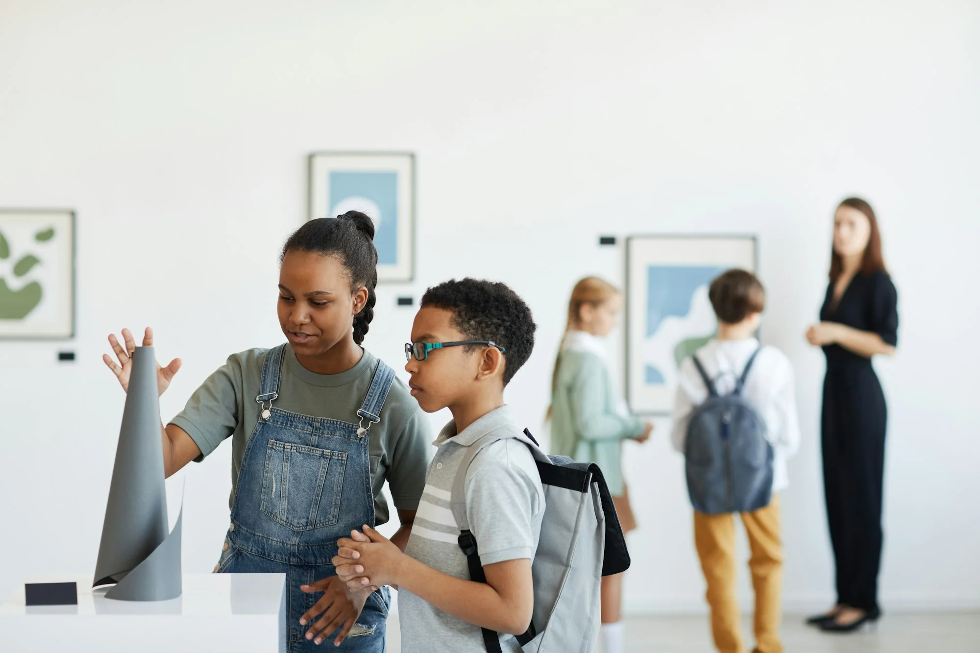 kids in modern art museum